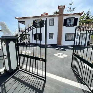 cosy-2-bed-apartment-in-funchal-w-private-parking.madeira-islandshotels.com/